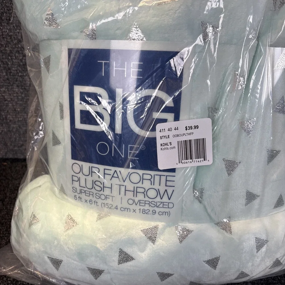 The Big One~Oversized/Super Soft Plush Throw~5ft X 6ft~Teal w/Silver Triangles